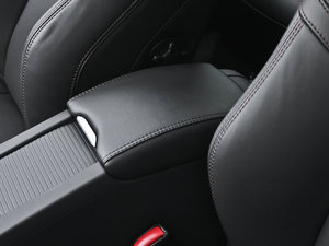 2014款3.0T T6智逸版 中央扶手箱