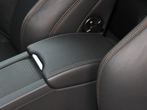 2014款3.0T T6智雅版 中央扶手箱