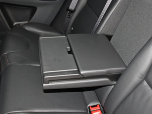 2014款3.0T T6智雅版 后排中央扶手