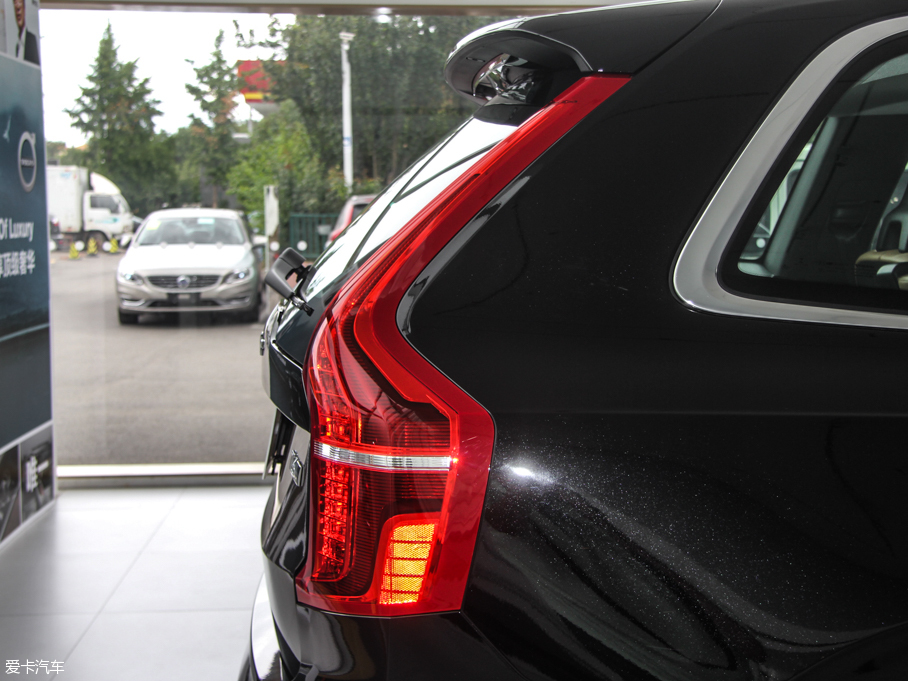 2015֠XC90 T6  5