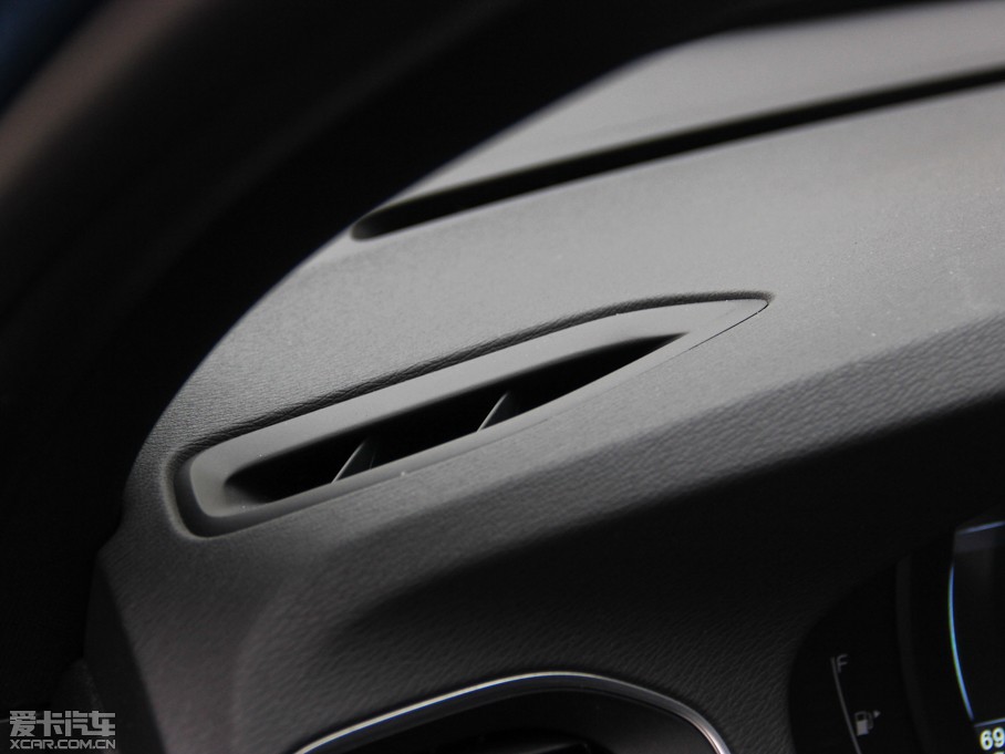 2015���֠���V60 2.0T T5 ���� �����\�Ӱ�