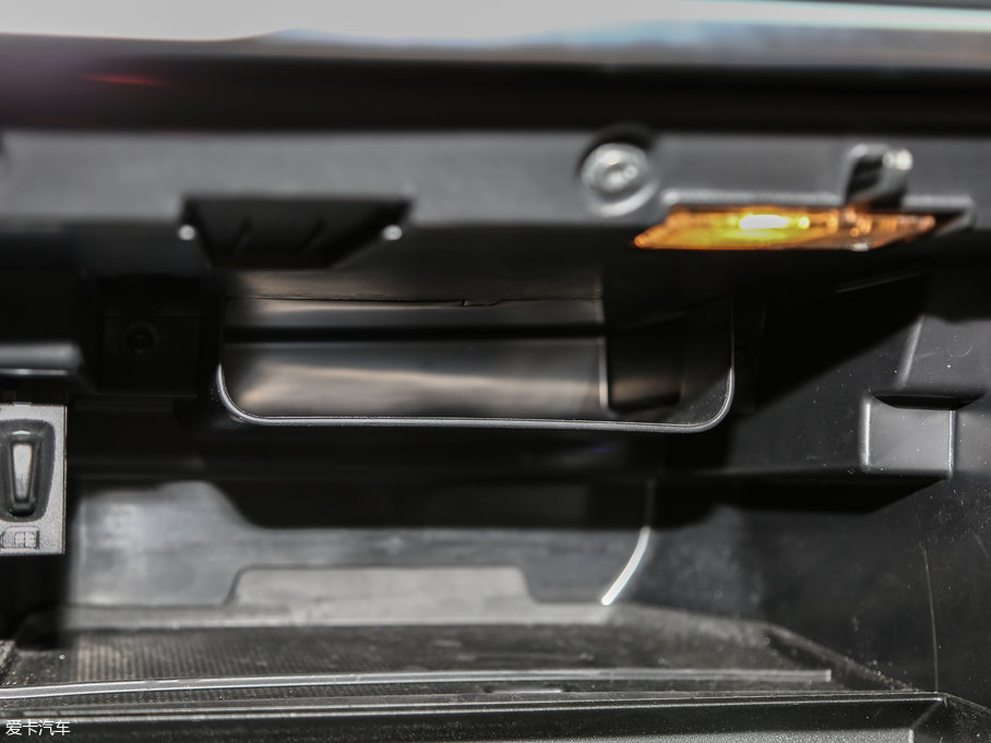 2017���֠���V40 2.0T T4 ���Ű�