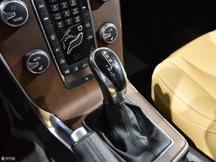 2017��V40 Cross Country 2.0T T5 AWD���Ű�