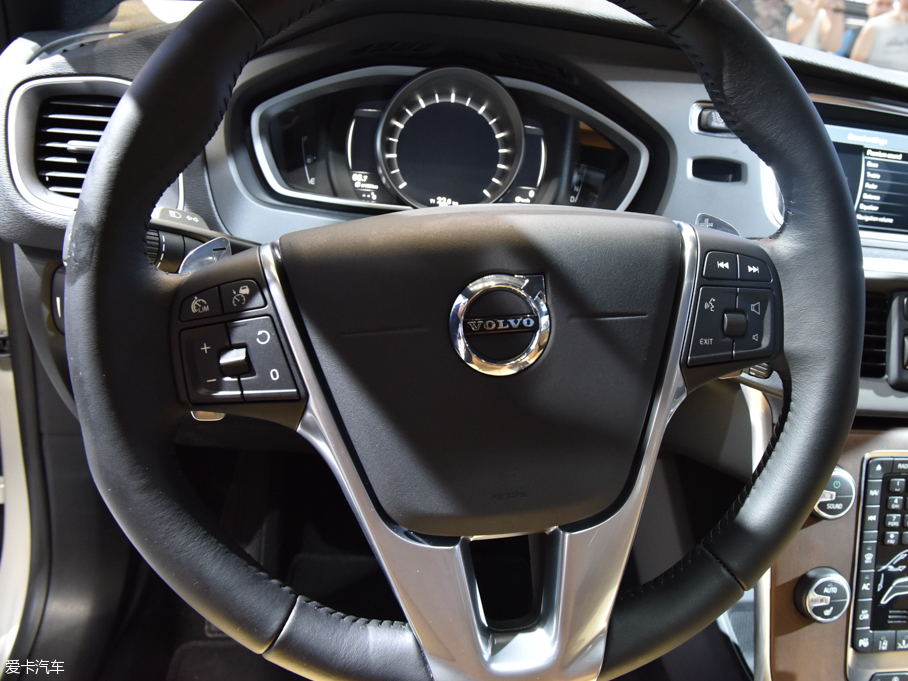 2017V40 Cross Country 2.0T T5 AWDŰ