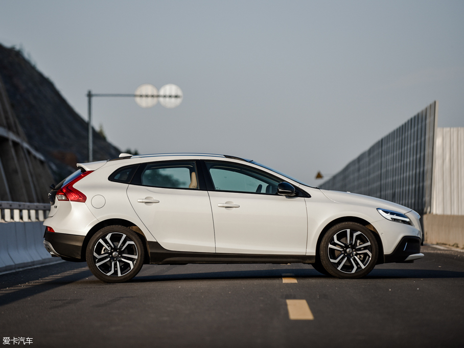 2017V40 Cross Country 2.0T T5 AWDŰ