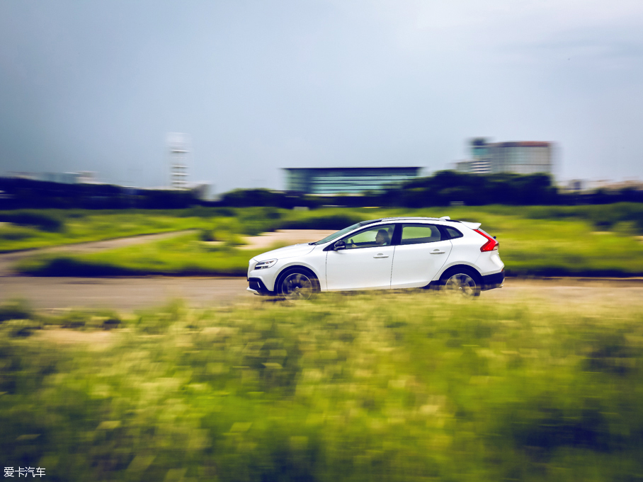 2017V40 Cross Country 2.0T T5 AWDŰ