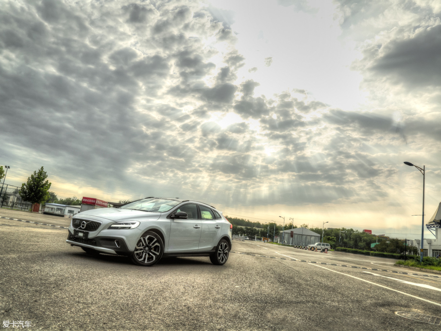 2017V40 Cross Country 2.0T T5 AWDŰ