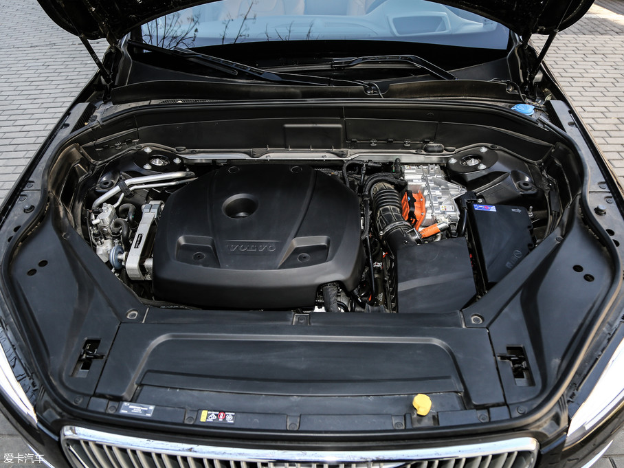 XC90 T8ʹT6汾ͬDrive-Eֱ42.0L˫ѹڴ˻䱸һ̨ͬ춯ϵͳ߹Ϊ300kW408PsֵŤΪ640Nm