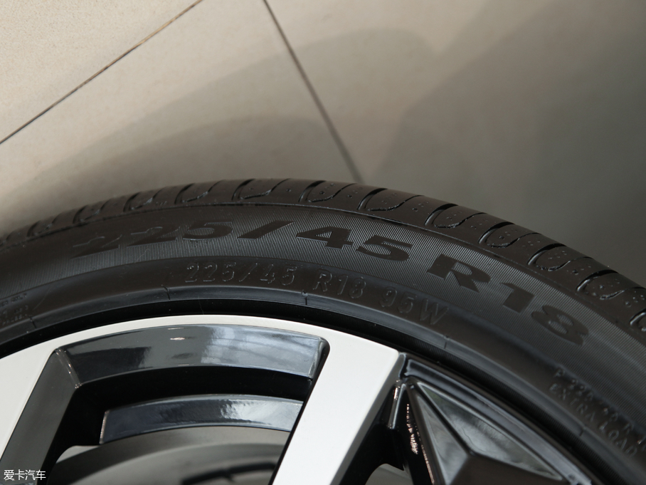 2018V40 Cross Country 2.0T T5 AWDŰ