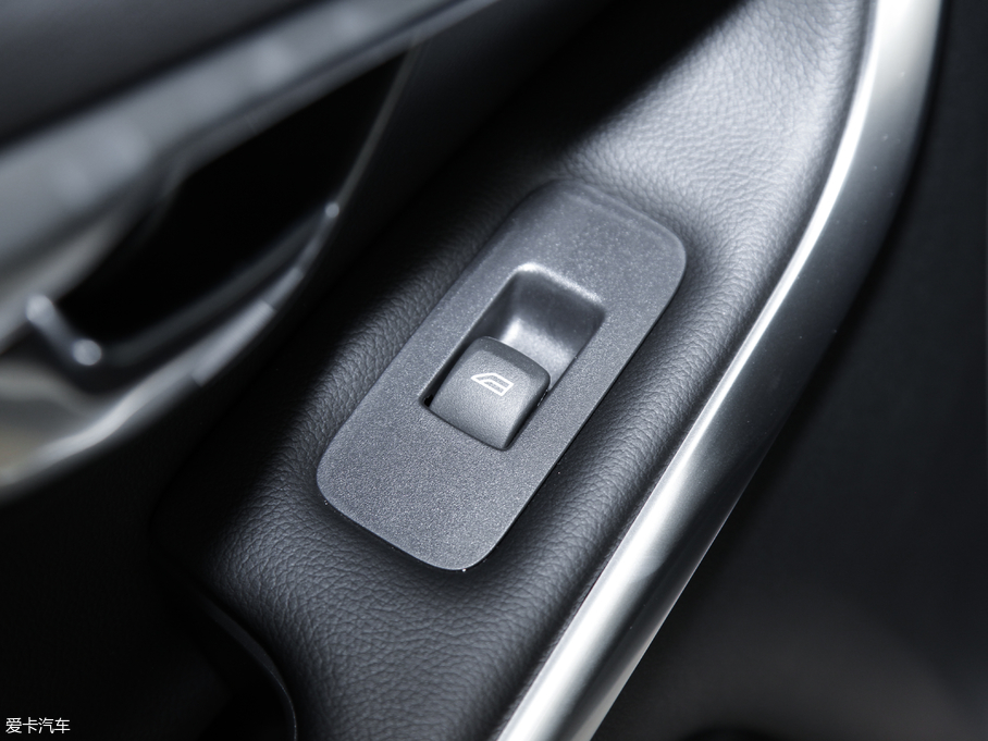 2018��V40 Cross Country 2.0T T5 AWD���Ű�