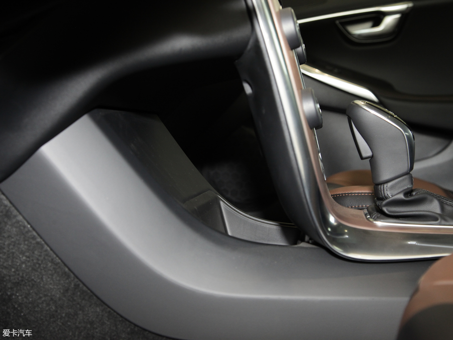 2018V40 Cross Country 2.0T T5 AWDŰ