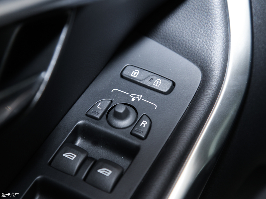 2018��V40 Cross Country 2.0T T5 AWD���Ű�