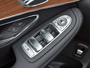 2018GLC 260 4MATIC ISUV {܇ƅ^(q)	