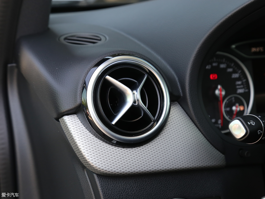 2018YB B 200 (dng)