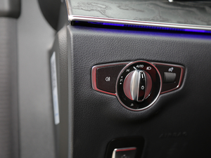 2018E 200 4MATICI܇ g