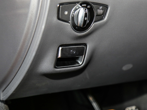 2019款S 500 L 4MATIC 驻车制动器