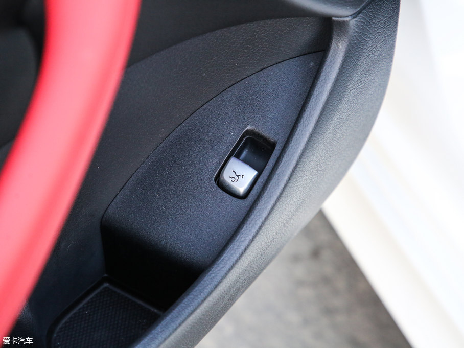 2019��YE���p�T E 200 Coupe 4MATIC