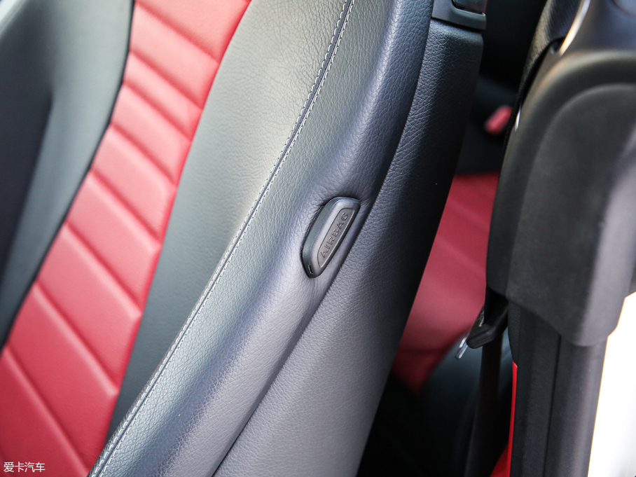 2019��YE���p�T E 200 Coupe 4MATIC