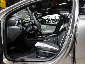 2019款A 220 4MATIC 前排空间