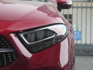 2020款CLS 300 豪华型 大灯