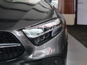 2020款CLS 260 大灯