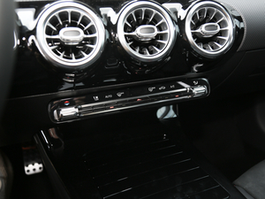 2020��CLA 200 Shooting Brake �п؅^