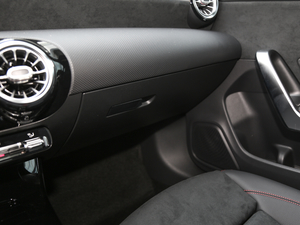 2020��CLA 200 Shooting Brake �п؅^