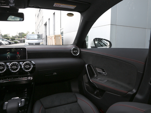 2020��CLA 200 Shooting Brake �п؅^