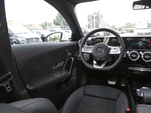 2020��CLA 200 Shooting Brake �п؅^