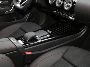 2020��CLA 200 Shooting Brake �п؅^