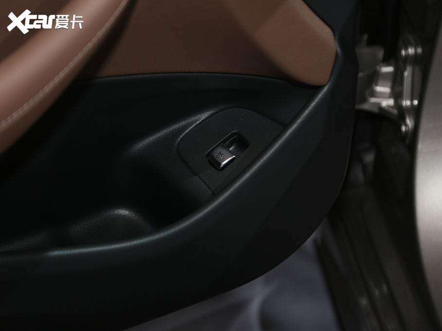 2021��YE��(�M��) E 300 �\�Ӱ�