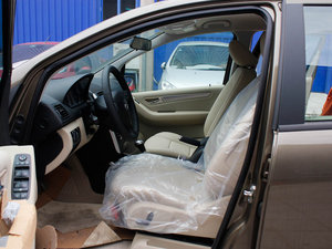 2011款A 180 CVT 前排空间