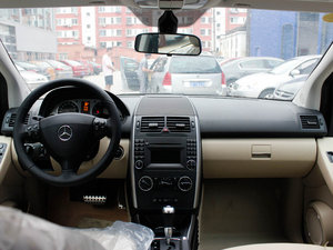 2011款A 180 CVT 内饰全景