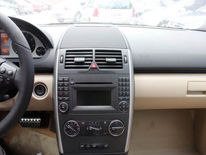 2011款A 180 CVT 中控台