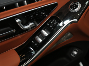 2021款S 450 L 4MATIC 主驾车窗控制区	