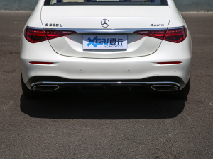 2021款S 500 L 4MATIC 排气管