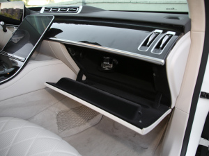 2021款S 500 L 4MATIC 手套箱