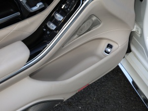 2021款S 500 L 4MATIC 前门储物空间