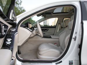 2021款S 500 L 4MATIC 前排空间