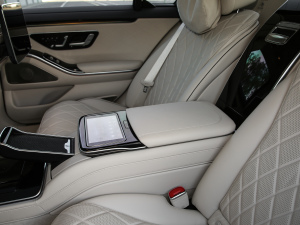 2021款S 500 L 4MATIC 后排中央扶手
