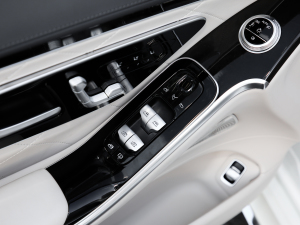 2021款S 500 L 4MATIC 主驾车窗控制区	