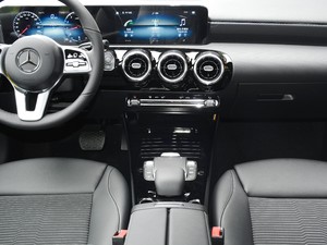 2021款A 200 动感型 中控台