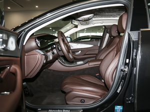 2021款CLS 300 动感型 前排空间
