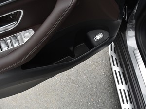 2021款GLE 450 4MATIC 豪华型 前门储物空间
