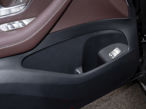 2021款GLE 450 4MATIC 时尚型 前门储物空间