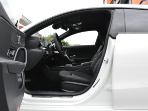 2021款CLA 260 4MATIC Shooting Brake 前排空间