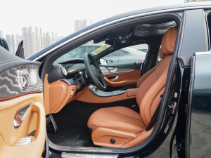 2022款CLS 300 豪华型 前排空间
