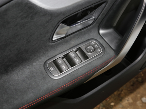 2022款CLA 200 4MATIC 主驾车窗控制区	