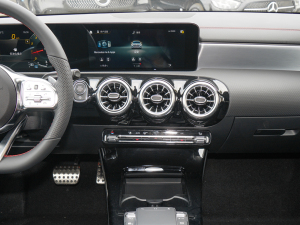 2022款改款 CLA 200 4MATIC 中控台