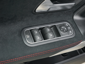 2022款改款 CLA 200 4MATIC 主驾车窗控制区	
